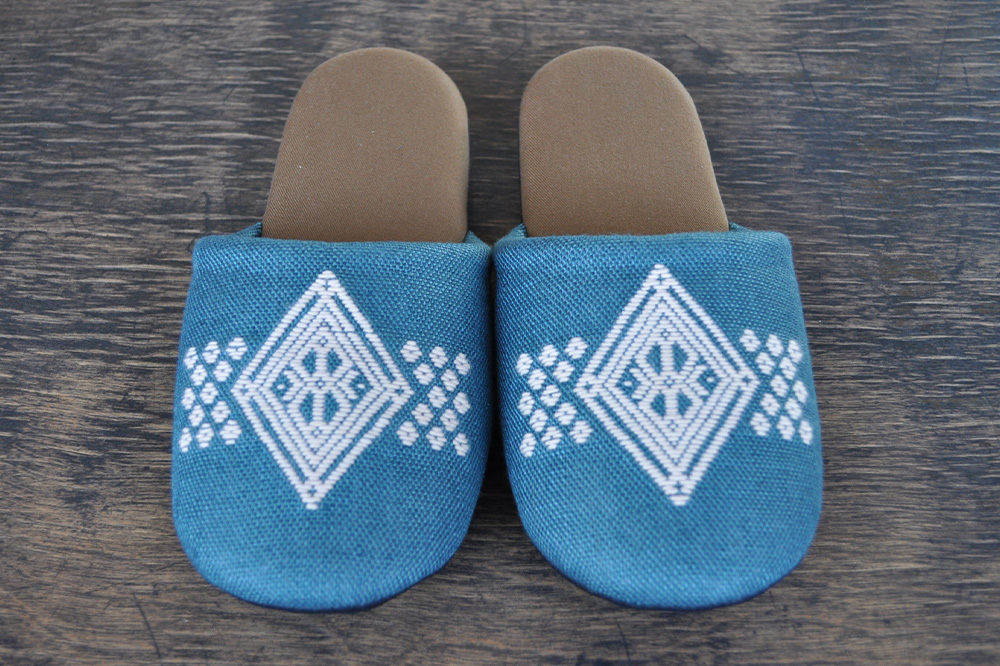 津軽こぎん刺し ペアスリッパB【生成／せいじ】（スリッパ 全て24.5cm）【 民芸品 工芸品 伝統技術 日用品 お揃い 生成 せいじ 青 】 [スリッパ こぎん刺し 伝統工芸 刺繍 室内 来客用 手づくり 滑りにくい 履き心地 素朴 繊細 美しい]