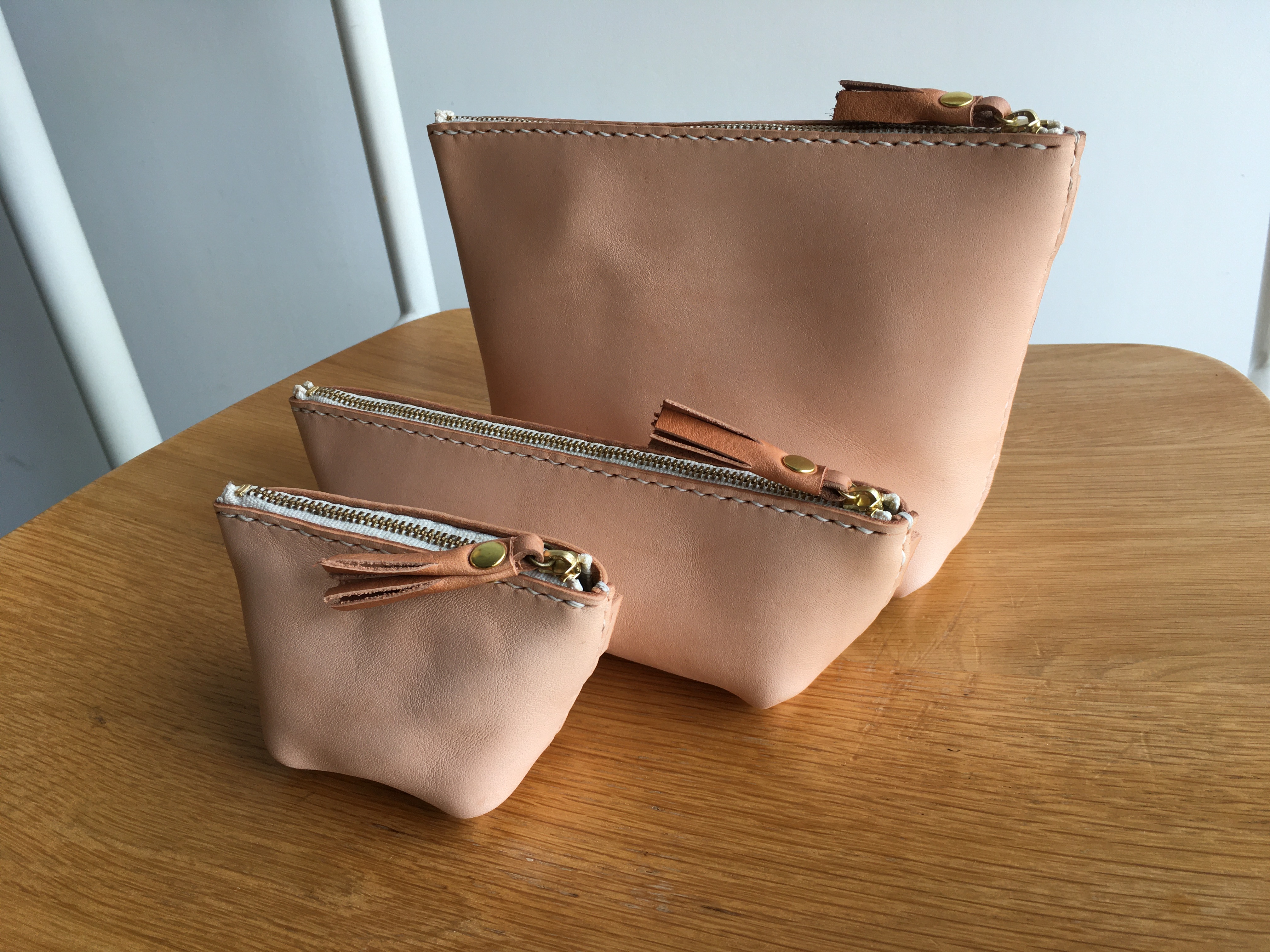 本革レザーポーチ ファスナーケース Mサイズ（ファスナーカラー赤）