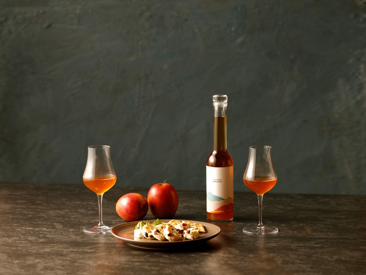 アップル ブランデー LOVEVADOS BRUCE 250ml【青森りんご 100％ ラブヴァドス クラフトブランデー ブルース 洋酒 】