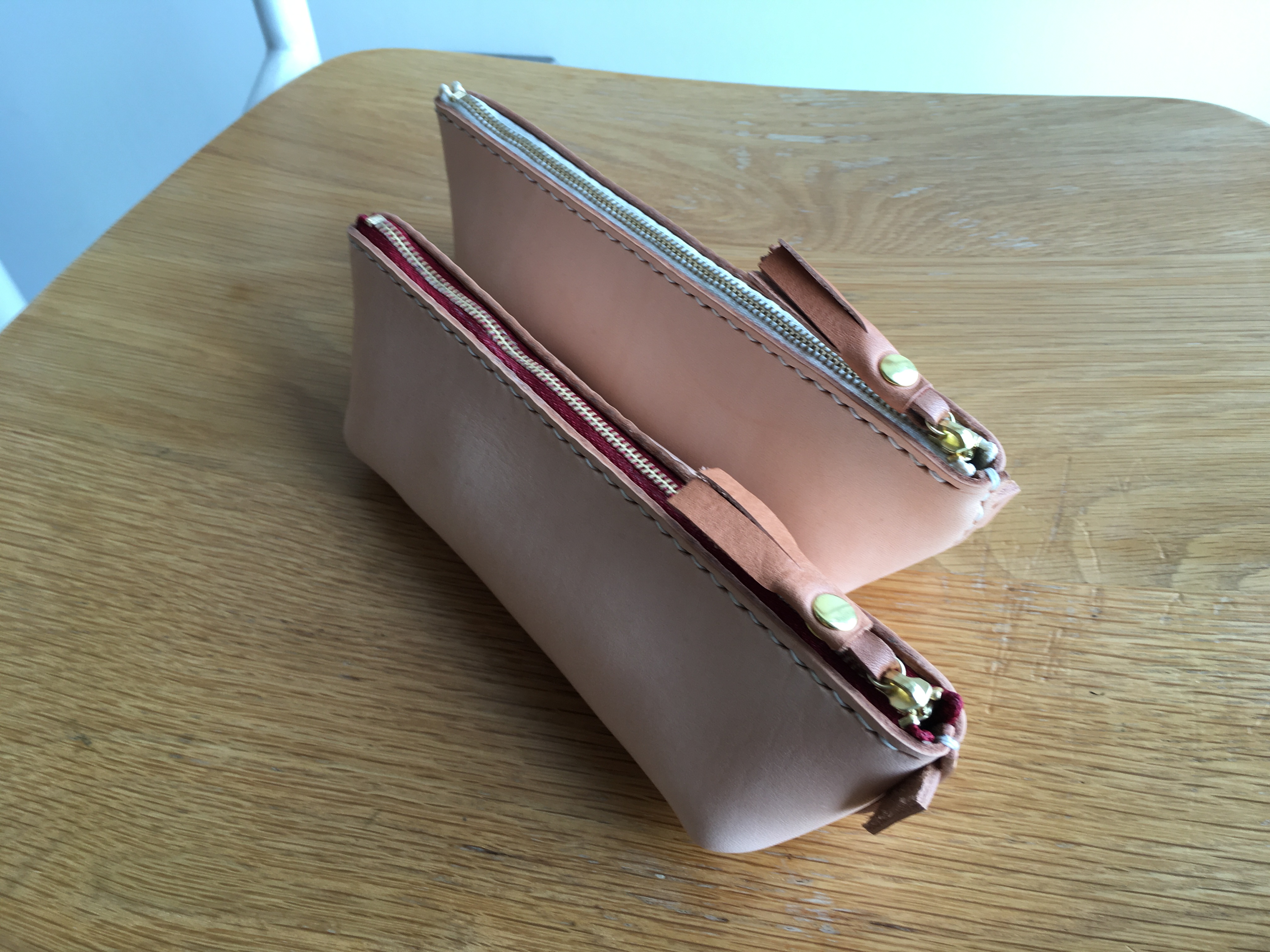 本革レザーポーチ ファスナーケース Mサイズ（ファスナーカラー赤）