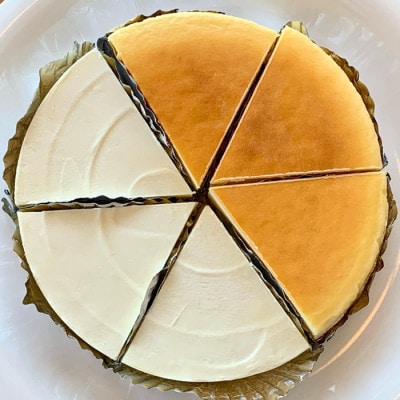 『クリームチーズケーキ5号とレアチーズケーキ5号のハーフ&ハーフ』と『短角牛100%ハンバーグ2個』【配送不可地域：離島】【1630533】
