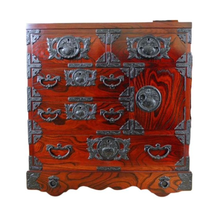 岩谷堂箪笥 寿2号車箪笥 1台 伝統工芸品 家具 インテリア 車箪笥 和家具 和モダン 収納 チェスト キャビネット 木製 漆 南部鉄器金具 職人 手作り 逸品 高級家具 リビング 玄関 飾り棚 盛岡名産 欅 ケヤキ 日本製 整理 車輪 新築 岩手県 盛岡市 東北 岩手 盛岡 有限会社 中千家具製作所