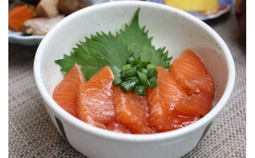 トラウトサーモンの漬け丼の具（しょうゆ100g×3・ごま100g×3）セット ギフト 贈り物 豪華 贅沢 漬丼 おかず