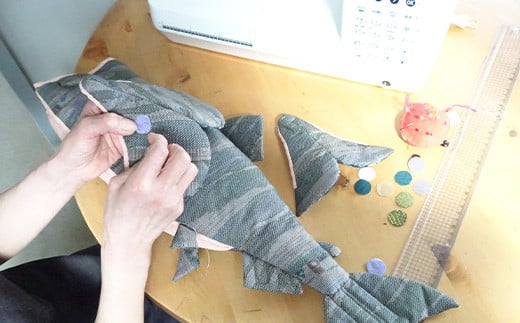 【手作り】三陸山田の大漁新巻鮭ぬいぐるみ サケ さけ 雑貨 おもちゃ   キャラクター マスコット 人形 おもちゃ 玩具 ぬいぐるみ YD-1049