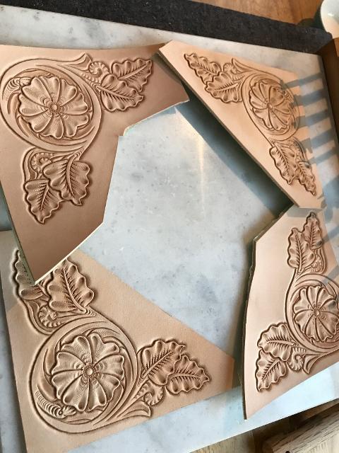 皮革工芸品 革の壁掛・置き時計 レザーカービング　【インテリア 雑貨 日用品 人気 おすすめ 】