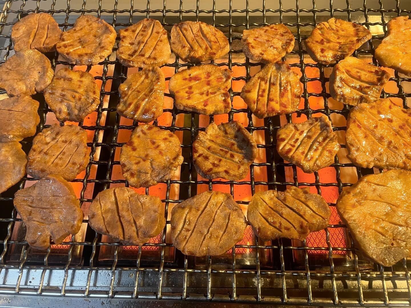 厚切り牛タン 4人前 480g 冷凍　【 焼肉 バーベキュー BBQ おうち焼肉 食べ物 食材 夕飯 休日 熟成 柔らかい 旨味 味付き牛タン 味付け牛タン 】