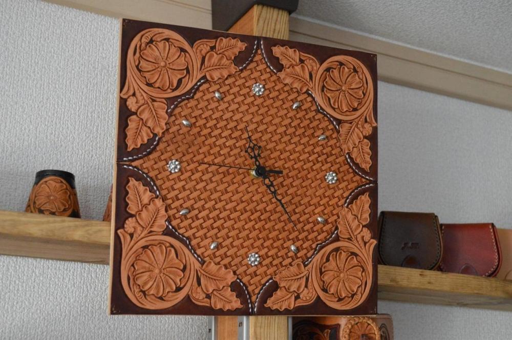 皮革工芸品 革の壁掛・置き時計 レザーカービング　【インテリア 雑貨 日用品 人気 おすすめ 】