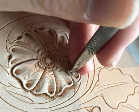 皮革工芸品 革の壁掛・置き時計 レザーカービング　【インテリア 雑貨 日用品 人気 おすすめ 】