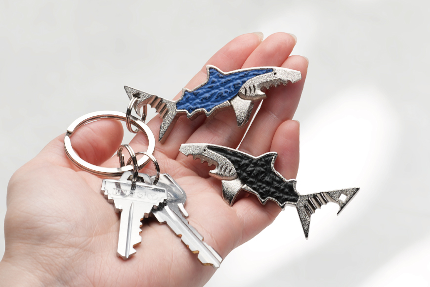 サメ革 マルチツール ワトソン君 夜凪(ブラック) [AtelierShark 宮城県 気仙沼市 20563909] 鮫 鮫皮 便利グッズ 多機能 小物 マルチ ツール 防災 非常用 栓抜き 爪やすり アウトドア 釣り キャンプ 