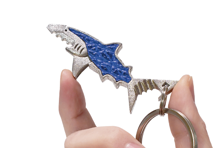 サメ革 マルチツール ワトソン君 夜凪(ブラック) [AtelierShark 宮城県 気仙沼市 20563909] 鮫 鮫皮 便利グッズ 多機能 小物 マルチ ツール 防災 非常用 栓抜き 爪やすり アウトドア 釣り キャンプ 