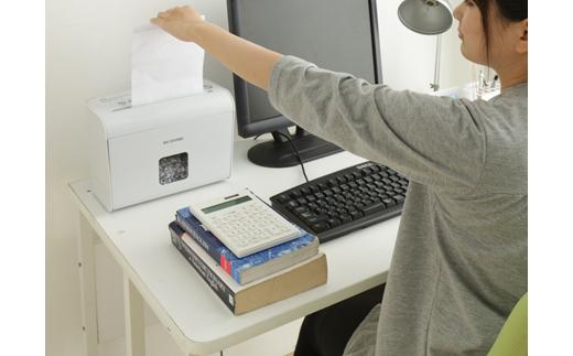 シュレッダー マイクロクロスカット 4枚同時細断 細密 ホームシュレッダー アイリスオーヤマ 静音 家庭用 おしゃれ A4用紙 細断  HS4SCホワイト