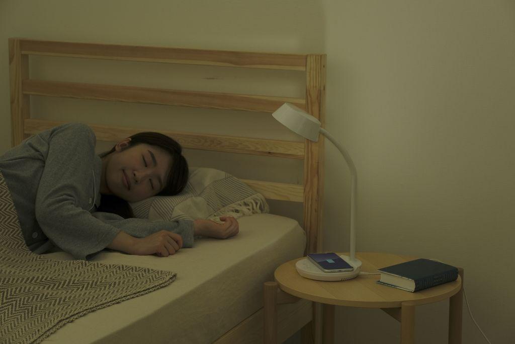 LEDデスクライトQi充電シリーズ 平置きタイプ 調光・調色　LDL-QFDL-W　ホワイト