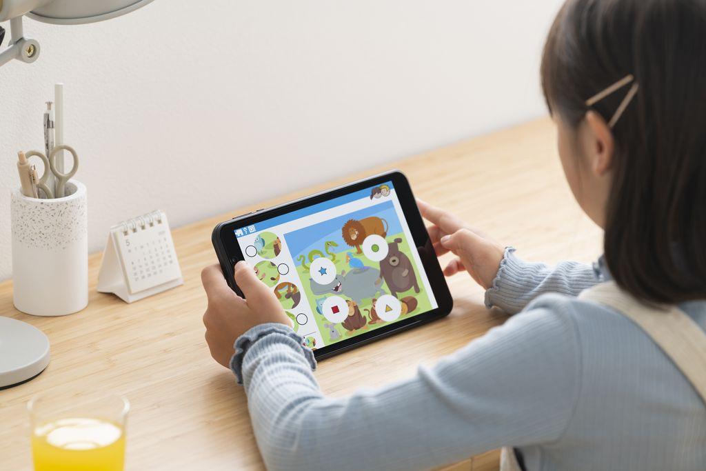 タブレット 8インチ 軽量 64GB メインメモリ4GB 8コア 国内メーカー 保護フィルム標準装備 LUCA アイリスオーヤマ 軽量 ブラック 大画面 読書 wi-fi Bluetooth TE08D2M64-V1B ブラック