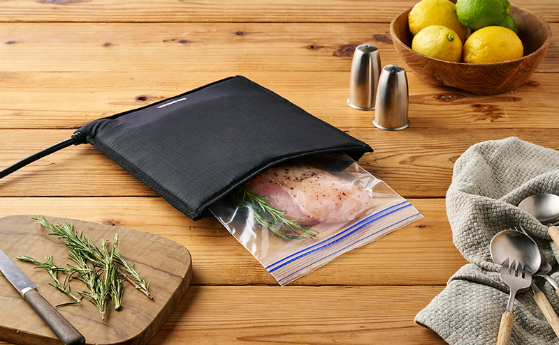 低温調理器 袋型 PLTC-M01-B ブラック アイリスオーヤマ テレビで紹介 袋型低温調理器 ポケットシェフ PocketChef 袋型 低温調理機 低温調理 低温 スロークッカー 真空調理 キッチン用品 調理家電 新生活 一人暮らし 生活応援