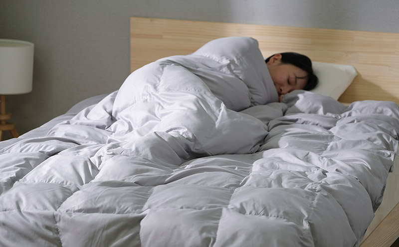 掛け布団 人工羽毛掛け布団 シングル KKF-SB12-S アイリスオーヤマ 暖かい あったか 発熱 冬用 秋 冬 洗えるキルティング ループ付き 人工羽毛 消臭 吸湿発熱 無地 寝具 