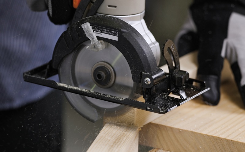 マルチギア 丸ノコヘッド 10.8V JM10CS ブラック 電動丸ノコ 丸鋸 10.8Vマルチギア専用ヘッドパーツ 小型 充電式マルチツール 角度調節 切込深さ 丸のこ 丸ノコギリ コードレス DIY 電動工具 初心者 アイリスオーヤマ