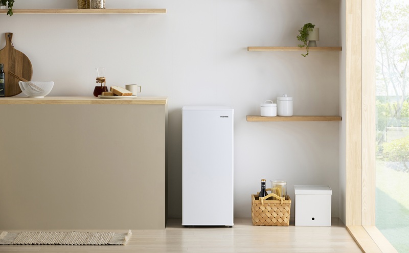 スリム冷凍庫 64L IUSN-S6A-W ホワイト 冷凍庫 小型 家庭用 アイリスオーヤマ スリム スキマックス 幅スリム 64L 霜取り不要 自動霜取り コンパクト 省スペース リビング まとめ買い 保存 セカンド冷凍庫 ストック