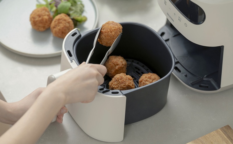 過熱水蒸気エア フライヤー FV-M30A-Ｃ アイボリー 電気フライヤー 家庭用 スチーム ヘルシー 揚げ物 揚げる 焼く 蒸す 温め直し 冷凍食品 デザート コンパクト アイリスオーヤマ