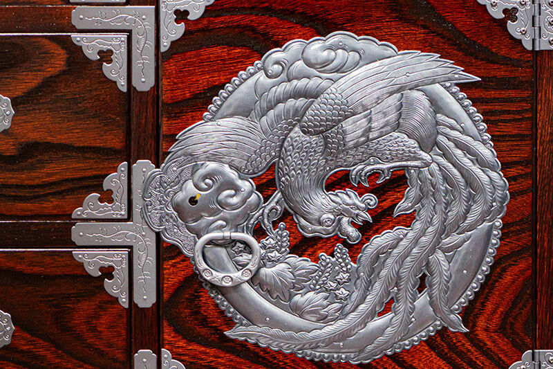 仙台箪笥 四・五尺横長箪笥80 拭き漆塗り【扉：彫金手打金具】（鳳凰）（お申込書返送後8ヶ月〜12ヶ月程度でお届け）工芸品 伝統 [仙台箪笥 四・五尺横長箪笥 拭き漆塗り 高級 工芸品 伝統 欅産業 宮城県 利府町]