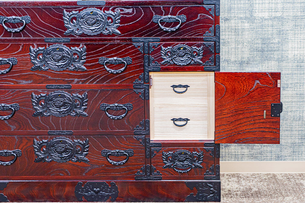 仙台箪笥 三・五尺野郎箪笥 拭き漆塗り KC-7C （申込書返送後、1ヶ月〜6ヶ月程度でお届け） 欅産業 職人 おすすめ 船箪笥 [インテリア タンス 収納 家具 和 モダン 高級 和箪笥 小箪笥 伝統 工芸品 仏壇 仏具 神具 飾り棚 欅 漆塗 彫金 金具 装飾 仙台箪笥 船箪笥 舟箪笥 宮城 利府 欅産業]