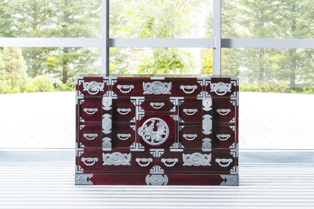 仙台箪笥 四.五尺部屋箪笥90 木地呂漆塗り (申込書返送後、3ヶ月〜8ヶ月程度でお届け) 欅産業 職人 おすすめ 船箪笥 [インテリア タンス 収納 家具 和 モダン 高級 和箪笥 小箪笥 伝統 工芸品 仏壇 仏具 神具 飾り棚 欅 漆塗 彫金 金具 装飾 仙台箪笥 船箪笥 舟箪笥 宮城 利府 欅産業]