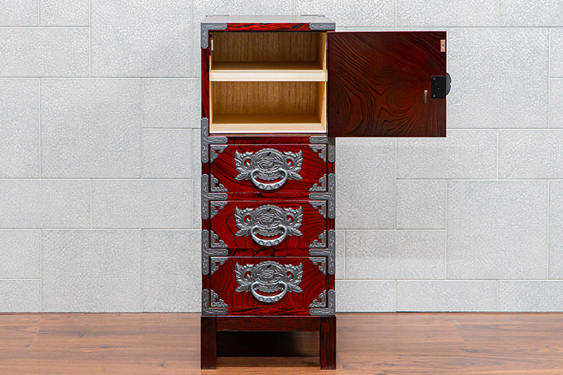 仙台箪笥 35巾脚付すきまチェスト 拭き漆塗り【扉：彫金手打金具】（鶴亀松竹梅）（お申込書返送後8ヶ月〜12ヶ月程度でお届け）工芸品 伝統