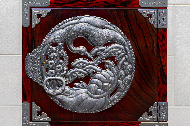 仙台箪笥 35巾脚付すきまチェスト 拭き漆塗り【扉：彫金手打金具】（鶴亀松竹梅）（お申込書返送後8ヶ月〜12ヶ月程度でお届け）工芸品 伝統 [仙台箪笥 チェスト タンス たんす 小型 拭き漆塗り 高級 工芸品 伝統 欅産業 宮城県 利府町]