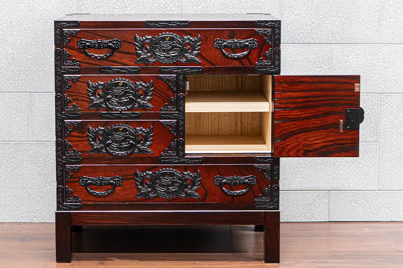 仙台箪笥 脚付帳場箪笥 拭き漆塗り【扉：彫金手打金具】（鶴亀松竹梅）（お申込書返送後8ヶ月〜12ヶ月程度でお届け）工芸品 伝統