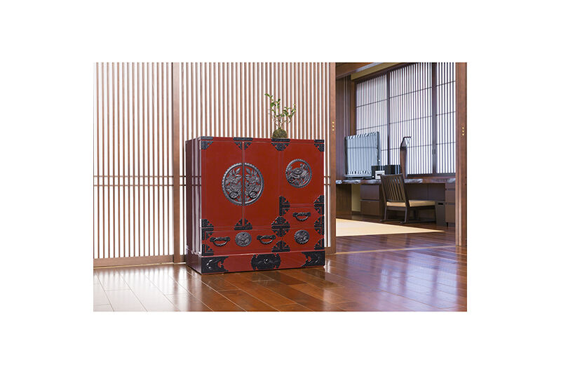 仙台箪笥 帖面箪笥 朱色漆塗り (申込書返送後、3ヶ月〜8ヶ月程度でお届け) 欅産業 職人 おすすめ 船箪笥 [インテリア タンス 収納 家具 和 モダン 高級 和箪笥 小箪笥 伝統 工芸品 仏壇 仏具 神具 飾り棚 欅 漆塗 彫金 金具 装飾 仙台箪笥 船箪笥 舟箪笥 宮城 利府 欅産業]