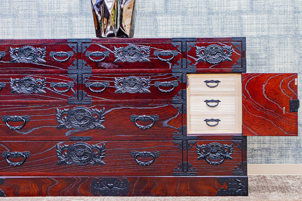 仙台箪笥 130巾横長箪笥 拭き漆塗り KC-12B （申込書返送後、1ヶ月〜6ヶ月程度でお届け） 欅産業 職人 おすすめ 船箪笥 [インテリア タンス 収納 家具 和 モダン 高級 和箪笥 小箪笥 伝統 工芸品 仏壇 仏具 神具 飾り棚 欅 漆塗 彫金 金具 装飾 仙台箪笥 船箪笥 舟箪笥 宮城 利府 欅産業]