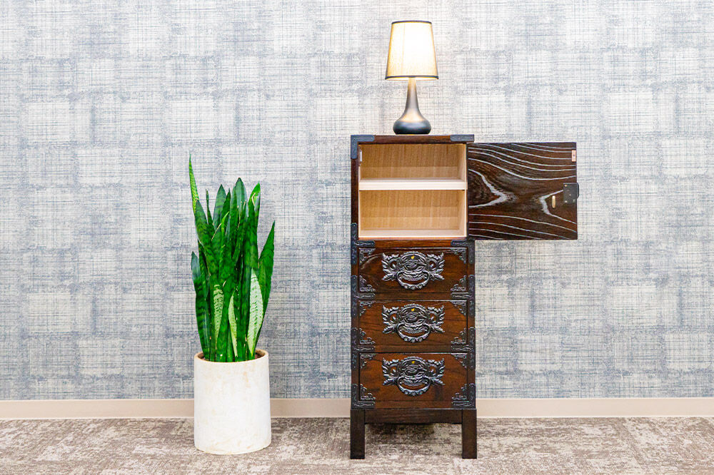 仙台箪笥 35巾脚付すきまチェスト 拭き漆塗り KC-120B （申込書返送後、1ヶ月〜6ヶ月程度でお届け） 欅産業 職人 おすすめ 船箪笥 [インテリア タンス 収納 家具 和 モダン 高級 和箪笥 小箪笥 伝統 工芸品 仏壇 仏具 神具 飾り棚 欅 漆塗 彫金 金具 装飾 仙台箪笥 船箪笥 舟箪笥 宮城 利府 欅産業]