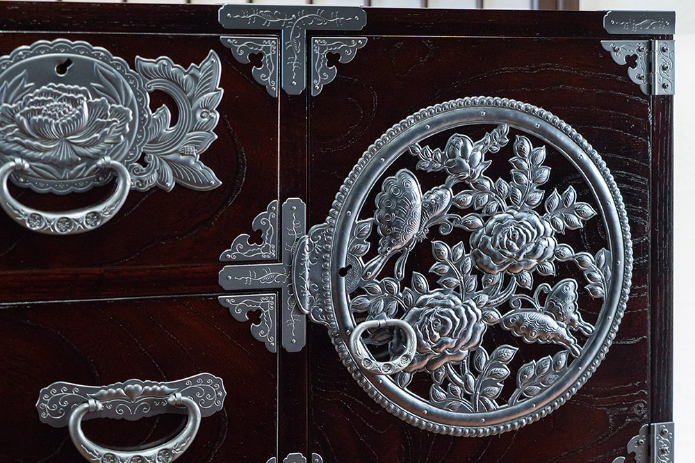 仙台箪笥 【扉：彫金手打金具】 三・五尺横長箪笥 拭き漆塗り KC-401DH（薔薇に蝶）（お申込書返送後3ヵ月〜8ヵ月程度でお届け）