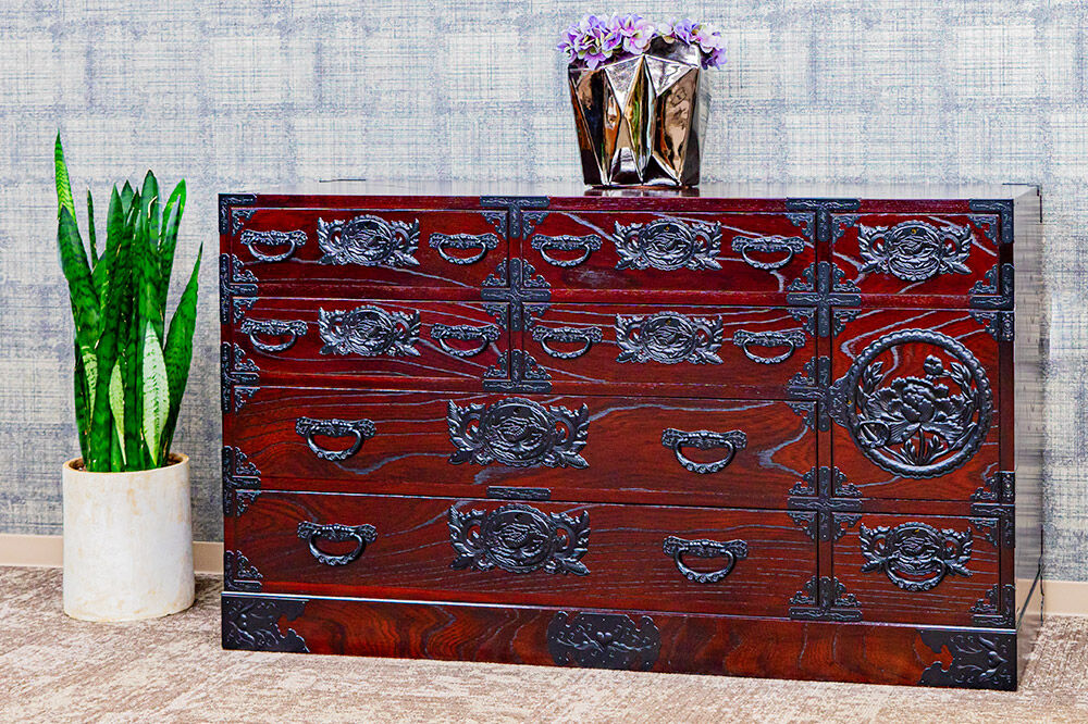 仙台箪笥 130巾横長箪笥 拭き漆塗り KC-12B （申込書返送後、1ヶ月〜6ヶ月程度でお届け） 欅産業 職人 おすすめ 船箪笥 [インテリア タンス 収納 家具 和 モダン 高級 和箪笥 小箪笥 伝統 工芸品 仏壇 仏具 神具 飾り棚 欅 漆塗 彫金 金具 装飾 仙台箪笥 船箪笥 舟箪笥 宮城 利府 欅産業]