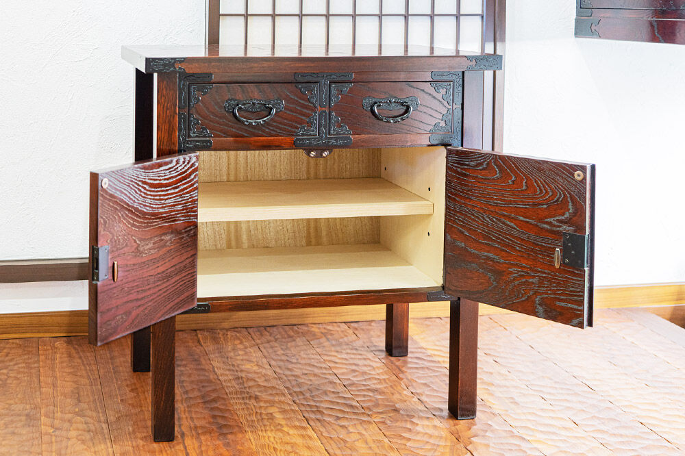 仙台箪笥 両開コンソール 拭き漆塗り (申込書返送後、1ヶ月〜6ヶ月程度でお届け) 欅産業 職人 おすすめ 船箪笥 [インテリア タンス 収納 家具 和 モダン 高級 和箪笥 小箪笥 伝統 工芸品 仏壇 仏具 神具 飾り棚 欅 漆塗 彫金 金具 装飾 仙台箪笥 船箪笥 舟箪笥 宮城 利府 欅産業]