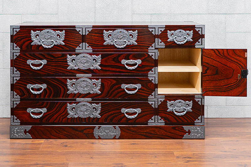 仙台箪笥 四・五尺横長箪笥80 拭き漆塗り【扉：彫金手打金具】（鳳凰）（お申込書返送後8ヶ月〜12ヶ月程度でお届け）工芸品 伝統 [仙台箪笥 四・五尺横長箪笥 拭き漆塗り 高級 工芸品 伝統 欅産業 宮城県 利府町]