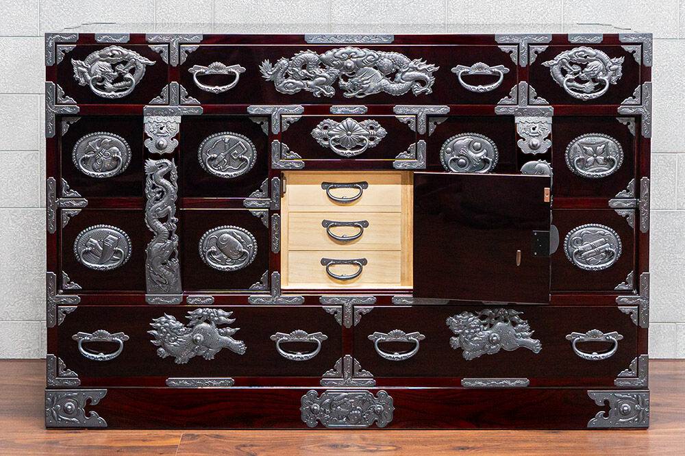 仙台箪笥 四・五尺部屋箪笥 木地呂漆塗り 彫金手打金具 KD-3008D（お申込書返送後8ヵ月〜12ヵ月程度でお届け） [仙台箪笥 タンス たんす 小型 高級 工芸品 伝統]