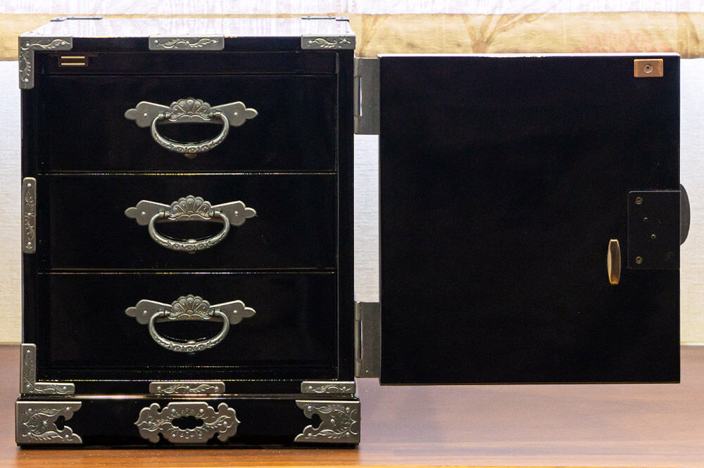 【彫金手打金具】仙台箪笥 舟箪笥 ≪唐獅子牡丹≫ 黒呂漆塗り (申込書返送後、3ヶ月〜10ヶ月程度でお届け) [仙台箪笥 タンス たんす 小型 高級 工芸品 伝統]