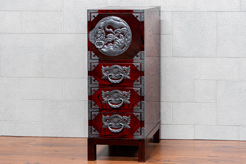 仙台箪笥 35巾脚付すきまチェスト 拭き漆塗り【扉：彫金手打金具】（鶴亀松竹梅）（お申込書返送後8ヶ月〜12ヶ月程度でお届け）工芸品 伝統