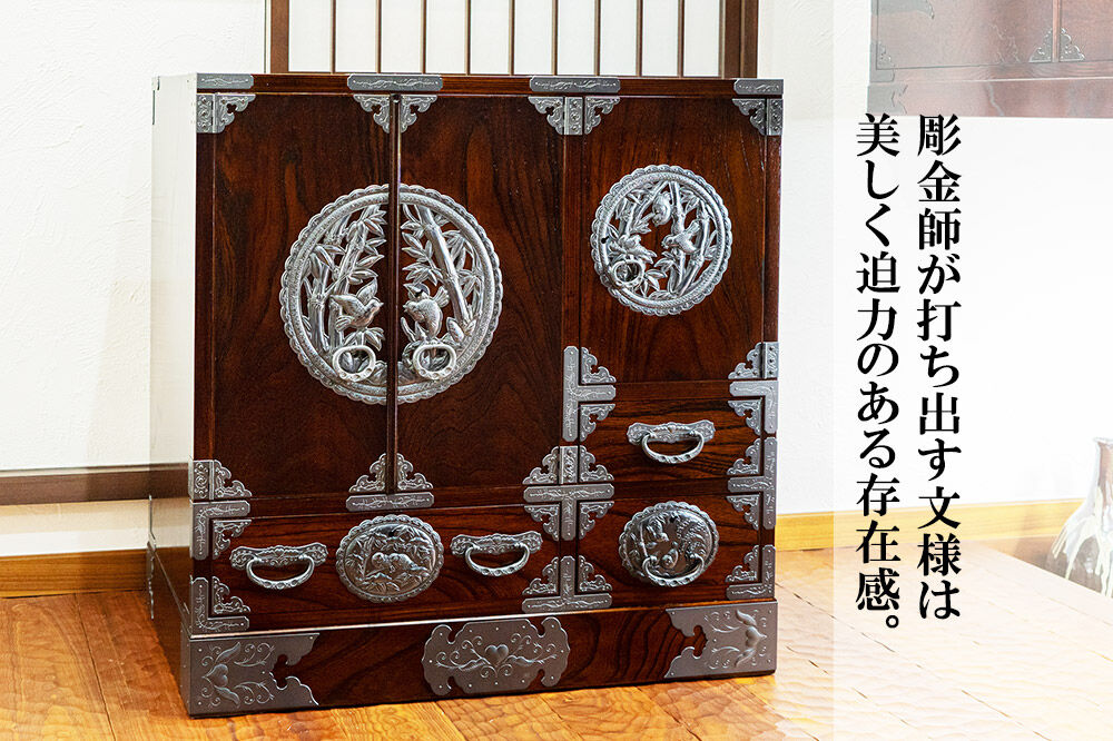 【彫金手打金具】仙台箪笥 帖面箪笥 ≪竹に雀≫ 拭き漆塗り (申込書返送後、3ヶ月〜8ヶ月程度でお届け) [仙台箪笥 タンス たんす 小型 高級 工芸品 伝統]