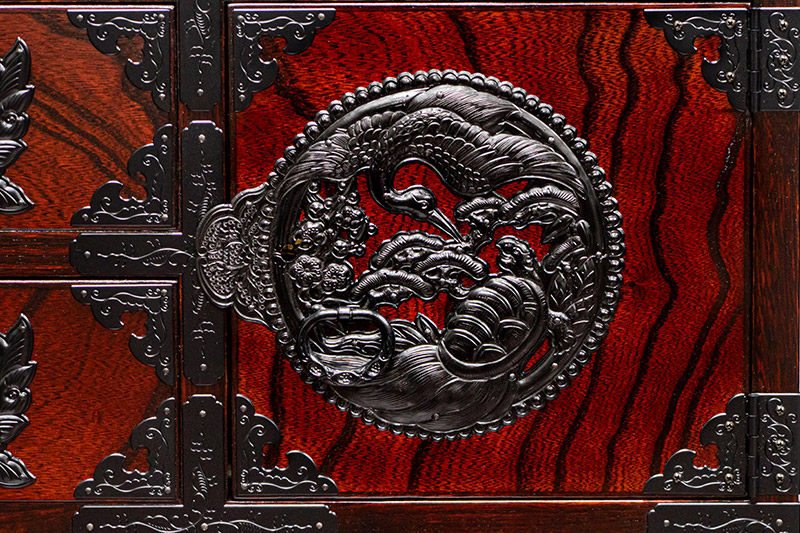 仙台箪笥 脚付帳場箪笥 拭き漆塗り【扉：彫金手打金具】（鶴亀松竹梅）（お申込書返送後8ヶ月〜12ヶ月程度でお届け）工芸品 伝統