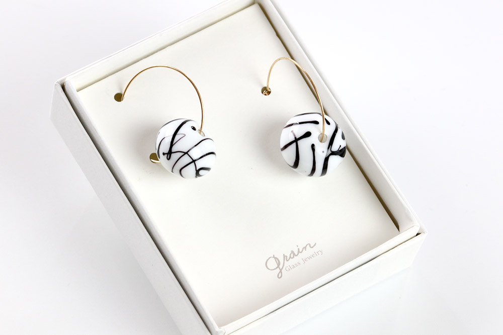 drawingピアス 【白×黒】ガラスジュエリー Glass Jewelry grain アクセサリー 秋田