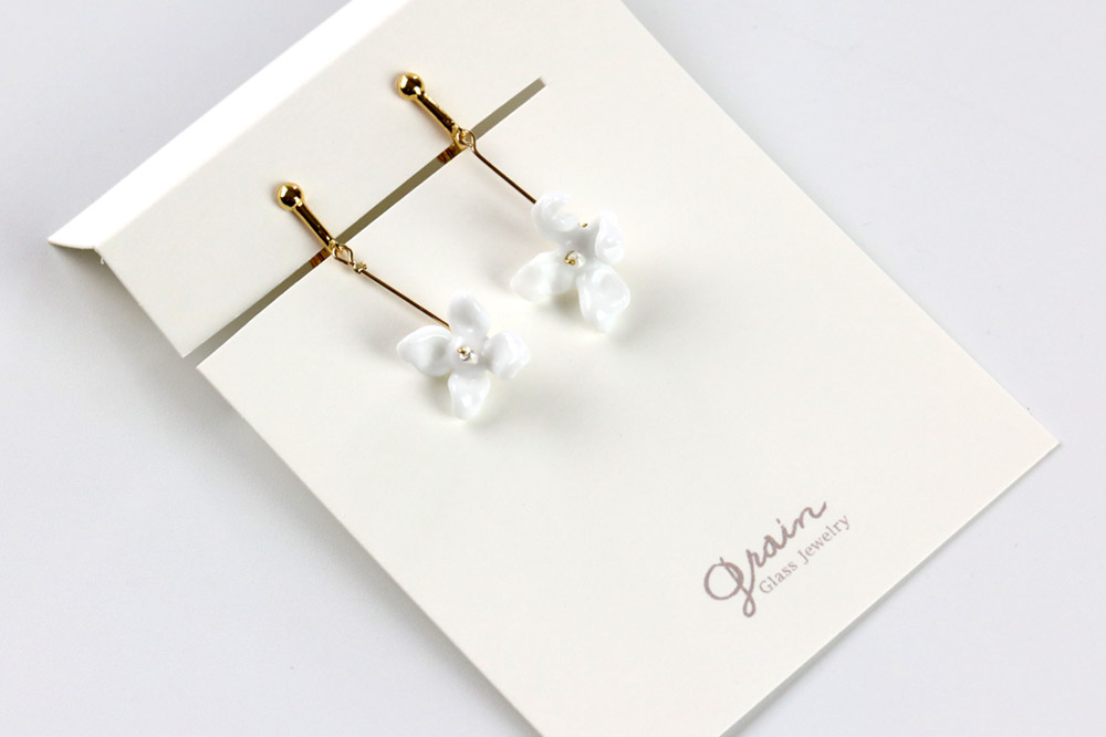 flowerイヤリング ロングタイプ 【白】ガラスジュエリー Glass Jewelry grain アクセサリー 秋田