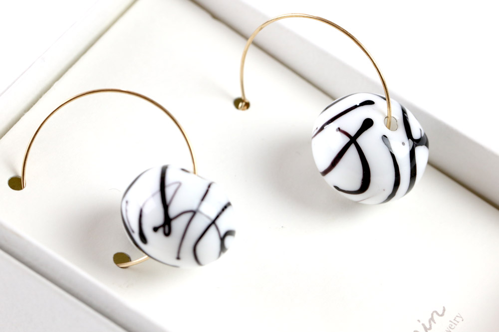 drawingピアス 【白×黒】ガラスジュエリー Glass Jewelry grain アクセサリー 秋田