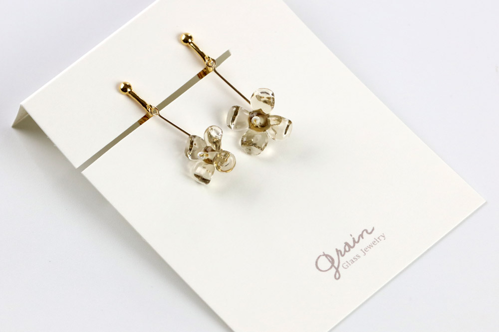 flowerイヤリング ロングタイプ 【ライトブラウン】ガラスジュエリー Glass Jewelry grain アクセサリー 秋田