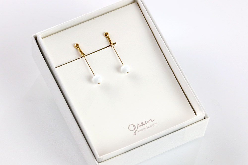 一粒イヤリング 【白】ガラスジュエリー Glass Jewelry grain アクセサリー 秋田