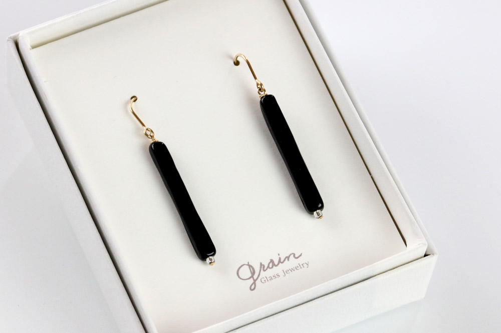 rodピアス 【黒】ガラスジュエリー Glass Jewelry grain アクセサリー 秋田