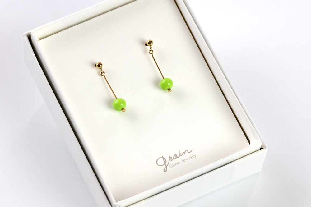 一粒ピアス 【ピーグリーン】ガラスジュエリー Glass Jewelry grain アクセサリー 秋田