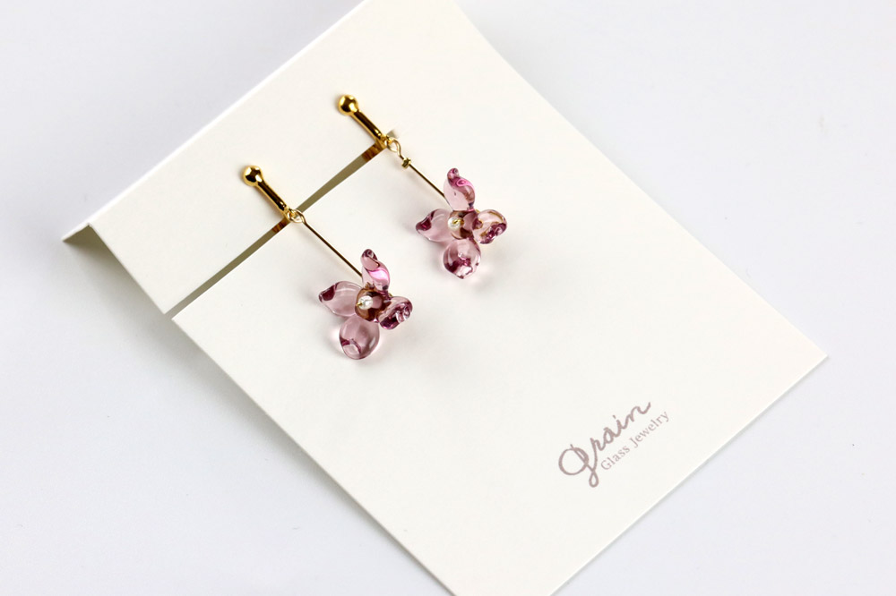 flowerイヤリング ロングタイプ 【ライトパープル】ガラスジュエリー Glass Jewelry grain アクセサリー 秋田