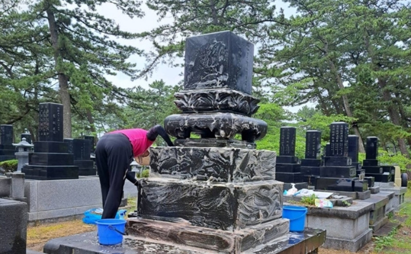 秋田県 能代市 お墓の洗浄と周辺の草取りパック　遠く離れたふるさとに帰省できない方に代わって、ご先祖様の墓地を洗浄し、草取りをします。※対象地域：能代市  お墓 洗浄 草取りお墓参り お盆 お彼岸 ご命日