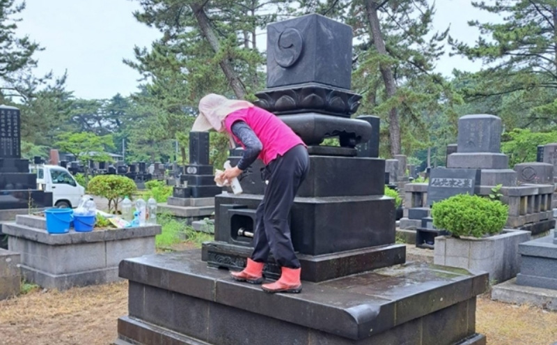 秋田県 能代市 お墓の洗浄と周辺の草取りパック　遠く離れたふるさとに帰省できない方に代わって、ご先祖様の墓地を洗浄し、草取りをします。※対象地域：能代市  お墓 洗浄 草取りお墓参り お盆 お彼岸 ご命日